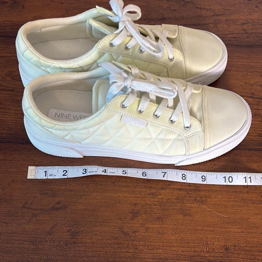 NINE WEST Women 10M Butter Yellow Off White Hola Diamond Quilted Sneaker Classic - Picture 12 of 12